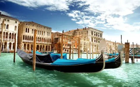 Gondole ormeggiate sul Canal Grande, un'anteprima delle 10 cose da vedere a Venezia gratis.