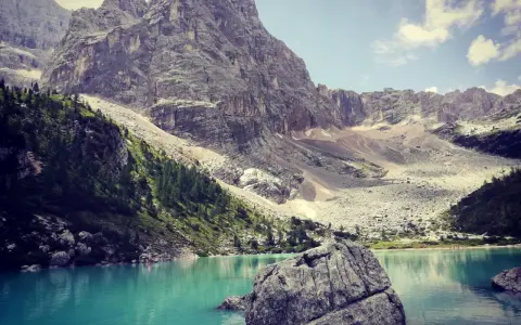Lago di Sorapis, un gioiello tra le Dolomiti. Cosa vedere a Borca di Cadore? Questo lago turchese è una meta imperdibile.