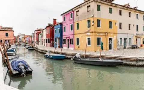 Case colorate e canali, un'immagine che ispira su dove soggiornare a Venezia, magari in un'isola pittoresca.