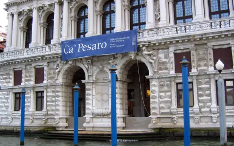Ca' Pesaro, un palazzo veneziano, ospita la Galleria Internazionale d'Arte Moderna e il Museo d'Arte Orientale.
