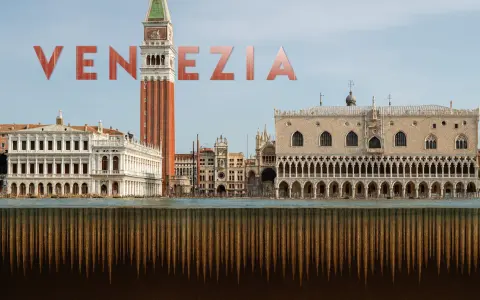 Venezia vista dall'acqua, con un'illusione ottica che mostra cosa c'è sotto Venezia: un abisso di pali di legno.