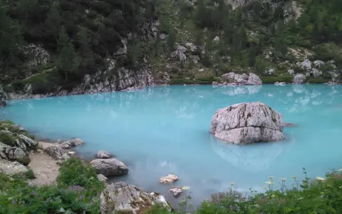 Lago di Sorapis: come arrivare a questo gioiello turchese tra rocce e boschi.
