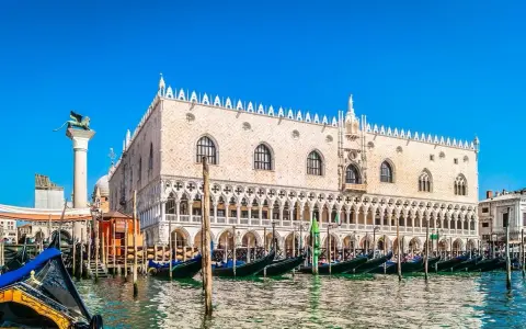 Gondole ormeggiate davanti a Palazzo Ducale, un must per chi cerca cosa vedere a Venezia. Il Leone di San Marco veglia sulla laguna.