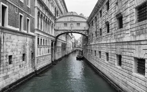 Il Ponte dei Sospiri, un ponte di vedute storiche, collega il Palazzo Ducale alle prigioni.