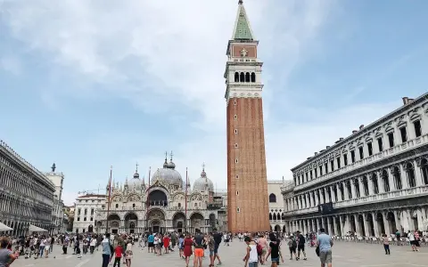 Piazza San Marco, Venezia: la Basilica, il Campanile e la folla. Un'ottima idea per cosa vedere a Venezia in un giorno.