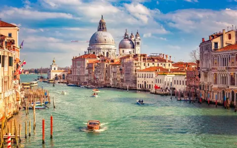 Canale di Venezia, con gondole e vaporetti, sotto il cielo azzurro. Un ricordo della gloriosa repubblica marinara Venezia.