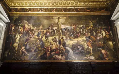 La Crocifissione, una delle grandiose opere della Scuola Grande di San Rocco, con una folla di figure e cavalli.