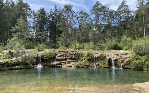 Cascate naturali e acque cristalline, perfette per le tue borca di cadore passeggiate. Un angolo di paradiso tra i boschi.