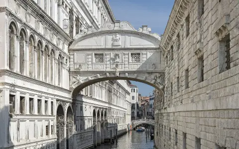 Ponte dei Sospiri a Venezia, collegava le prigioni al Palazzo Ducale. I condannati, vedendo la laguna per l'ultima volta, sospiravano.