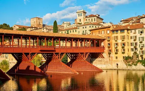 Ponte di Bassano, un'icona di legno rosso sul fiume Brenta. Curiosità: un tempo ospitava botteghe di artigiani.