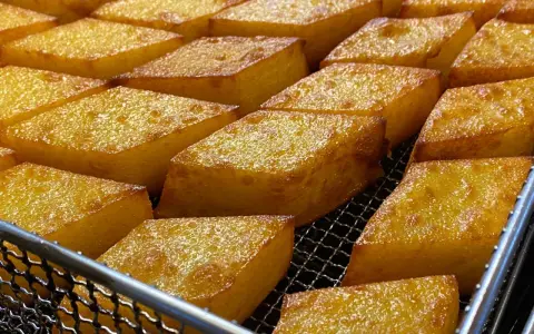 Dorati e croccanti cubetti di crema fritta, un classico di Chioggia, pronti per essere gustati.
