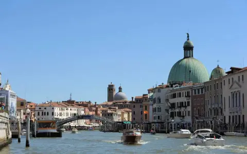 Navigare sul Canal Grande, un'esperienza indimenticabile per chi decide di visitare Venezia.