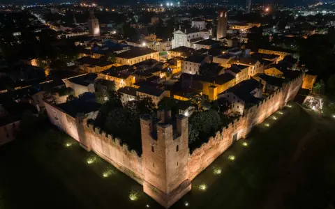 Le mura illuminate di Castelfranco Veneto di notte, un'incantevole vista per scoprire cosa vedere a Castelfranco Veneto.