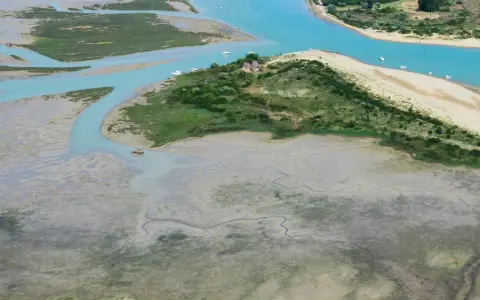 L'oasi Vallevecchia di Brussa, con le sue lagune e canali, è un paradiso naturale.