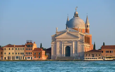 La maestosa chiesa di San Giorgio Maggiore domina il canale. Quante chiese ci sono a Venezia? Tante, ma questa è una delle più belle.