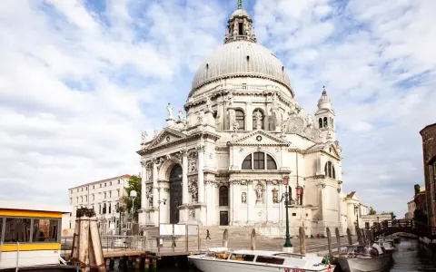 Basilica di Santa Maria della Salute, una delle chiese da vedere a Venezia, con la sua imponente cupola bianca che domina il canale.