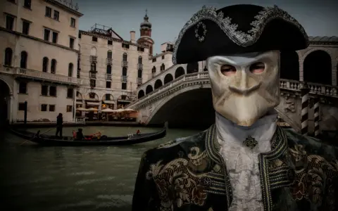 Un uomo mascherato, forse un Casanova a Venezia, con gondola e ponte sullo sfondo.