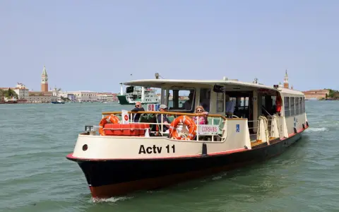 Traghetto Actv 11 in navigazione, con Venezia sullo sfondo. Utile per consultare il chioggia venice ferry timetable.