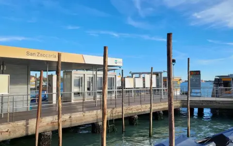 Stazione San Zaccaria, punto di partenza per il vaporetto verso il Lido di Venezia. Giornata limpida con cielo azzurro.