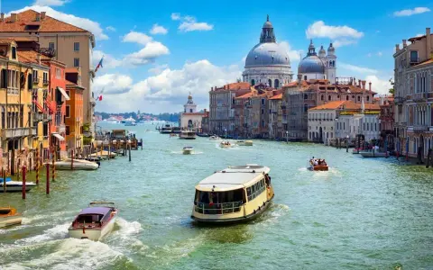 Vaporetti e taxi acquei navigano sul Canal Grande, un modo scenografico per capire come raggiungere Venezia da Mestre.