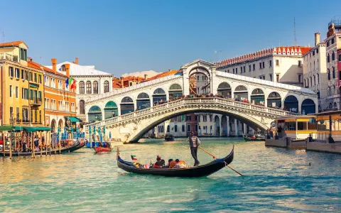 Gondola sul Canal Grande, sotto il Ponte di Rialto, un esempio di come Venezia è stata costruita sull'acqua.