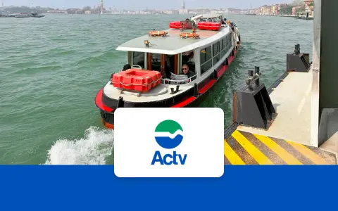 Un traghetto ACTV si avvicina al molo del Tronchetto, pronto a sbarcare passeggeri diretti al Lido.