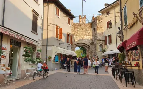 Passeggiata nel centro storico di Lazise, tra negozi e l'antica porta cittadina. Ideale per scoprire cosa vedere a Lazise in un giorno.