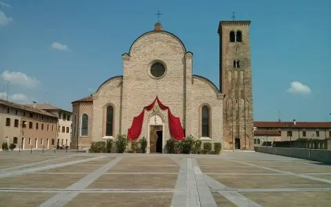 Piazza di Concordia Sagittaria con la cattedrale e il campanile. Un'ottima meta per scoprire cosa vedere in questa storica cittadina.