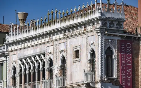 Dettaglio del Ca' d'Oro, un magnifico palais d'oro a Venezia, con le sue finestre gotiche e decorazioni in marmo.