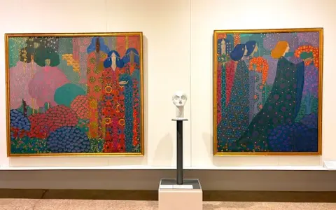 Due tele colorate con figure femminili e un busto bianco in un museo d'arte moderna a Venezia.