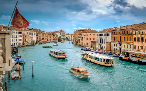 Un battello a Venezia naviga sul Canal Grande tra palazzi storici.