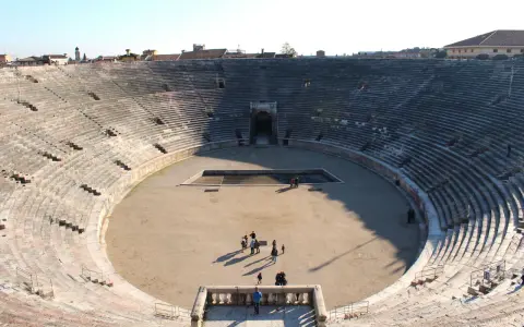 Arena di Verona: un'arena romana con gradinate in pietra e un'area centrale sabbiosa. La sua arena di Verona storia in breve è affascinante, testimone di secoli di eventi.