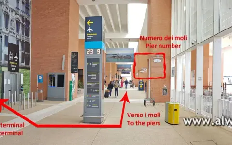 Interno aeroporto Venezia, segnaletica per il terminal e i moli. L'autobus per l'aeroporto è una opzione comoda.