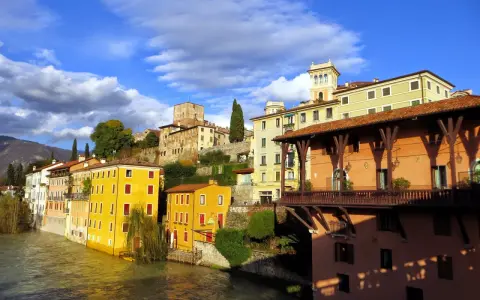 Colorate case affacciate sul Brenta, castello in collina: ecco cosa vedere a Bassano del Grappa.