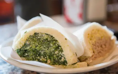 Tramezzini con spinaci e ricotta, e uno con tonno e maionese, gustosi prodotti tipici di Venezia.