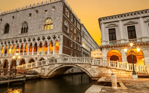 Ponte dei Sospiri, parte del palazzo delle prigioni a Venezia, al tramonto.