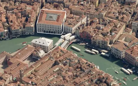 Vista aerea di Venezia, con il Canal Grande e il Ponte di Rialto. In evidenza un grande edificio, un tempo sede dei mercanti dei tedeschi a Venezia.