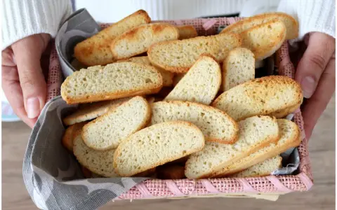 Cesto pieno di biscotti veneziani dorati, perfetti per inzuppare.