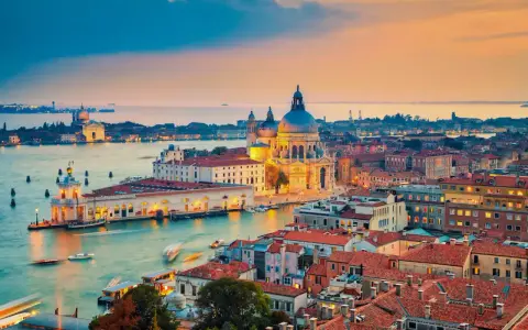 Vista mozzafiato di Venezia al tramonto, con la Basilica di Santa Maria della Salute e i canali. Uno dei migliori scorci di Venezia.