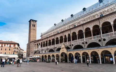 Piazza dei Signori a Padova, con la sua imponente loggia e la torre, è un luogo ideale per scoprire i musei della città.