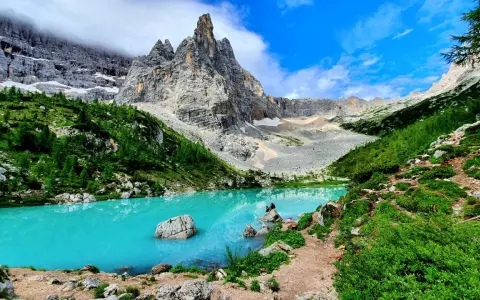 Lago di Sorapis, un gioiello turchese incastonato tra le vette maestose di Venas di Cadore.