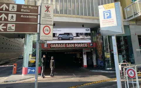 Venezia: indicazioni per San Marco, Rialto e Accademia. Segnaletica per parcheggio e divieto bici.