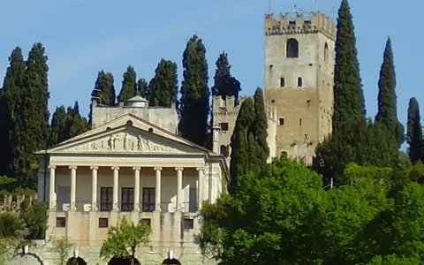 Villa Emo e la torre medievale, un esempio di cosa vedere a Conegliano, circondate da cipressi.