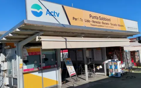 Biglietteria Actv a Punta Sabbioni, con indicazioni per il vaporetto verso Burano e altre isole.