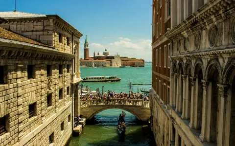 Un ponte di sospiri a Venezia, con gondola e palazzi storici.