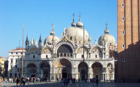 La maestosa Basilica di San Marco a Venezia, con le sue cupole e mosaici, domina la piazza. Un'icona architettonica.