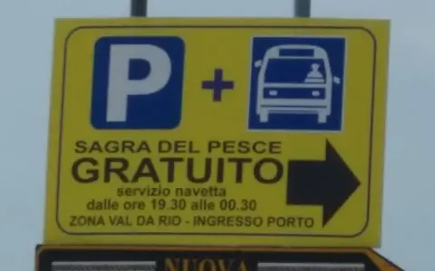 Segnale per Sagra del Pesce a Chioggia Venezia: parcheggio gratuito + bus navetta dalle 19:30 alle 00:30 in zona Val da Rio.