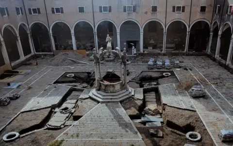 Cortile di Venezia con pozzi in fase di scavo. Archeologia in corso, tra terra e antiche pietre.