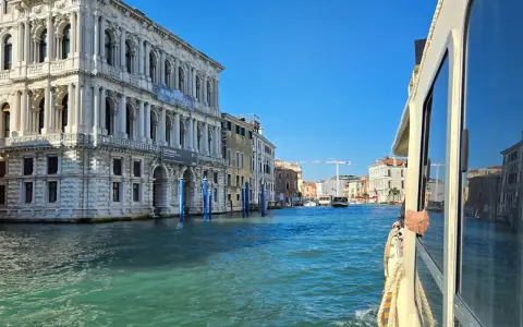 Navigando sul Canal Grande, la linea 12 venezia passa davanti a Ca' Pesaro, un palazzo storico con un'architettura imponente.