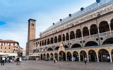Piazza delle Erbe a Padova, con la Loggia del Consiglio e la Torre dell'Orologio. Un ottimo punto di partenza per scoprire cosa vedere vicino Padova.